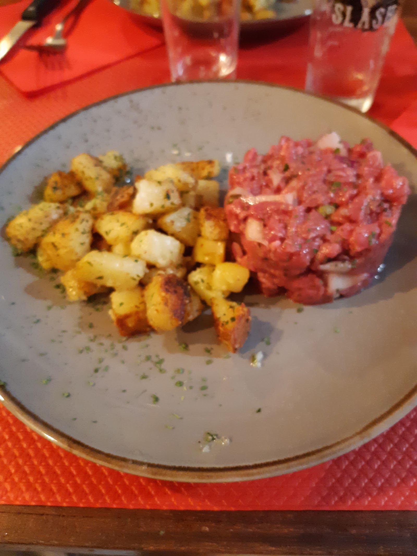 Tartare de charolais coupé au couteau et pommes de terre sautées, Le Coup de Ju à Metz